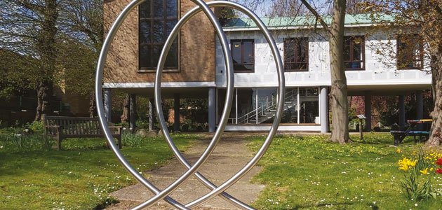 Hitchin Friends reveal peace sculpture